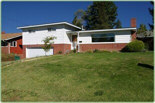 1875 Van Ness St in Klamath Falls, OR - Building Photo