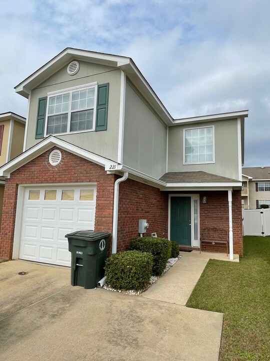 221 Wakefield Way in Enterprise, AL - Building Photo