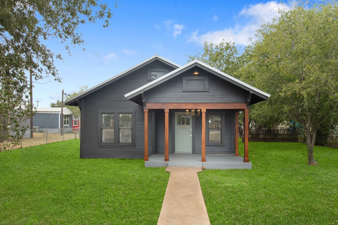 1106 Simmons Ave in Jourdanton, TX - Building Photo