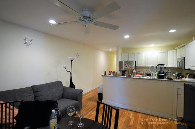 56 Egmont St in Brookline, MA - Foto de edificio - Building Photo