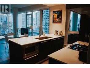 1221 Bidwell St in Vancouver, BC - Building Photo - Building Photo