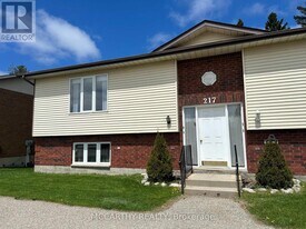 217 Sarah Ct in Shelburne, ON - Building Photo