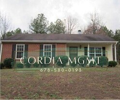 5593 Pine Gate Dr in Atlanta, GA - Building Photo