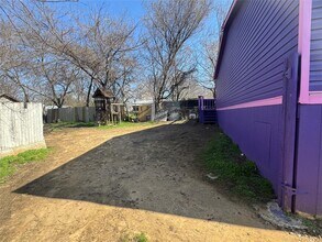 404 W Cleveland St in Elgin, TX - Building Photo - Building Photo