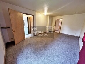 710 S Wisconsin St in Mitchell, SD - Building Photo - Building Photo