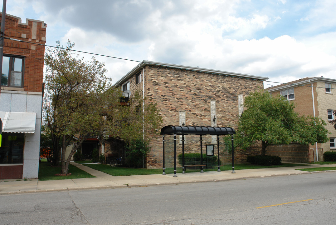 5768 W Higgins Ave in Chicago, IL - Foto de edificio