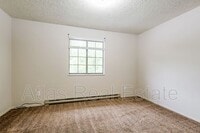 32 Royal Crest Dr photo'