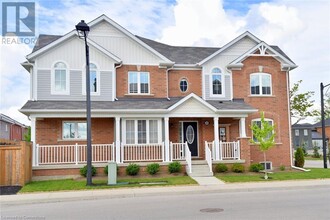 22 Spring Creek Dr in Waterdown, ON - Building Photo - Building Photo