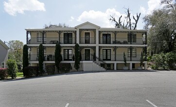 715 N Calhoun St in Tallahassee, FL - Foto de edificio - Building Photo