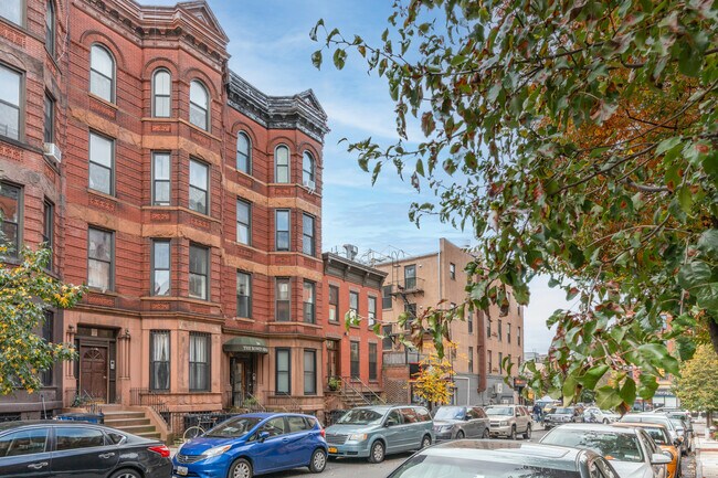 20 Saint Johns Ln in New York, NY - Building Photo - Building Photo