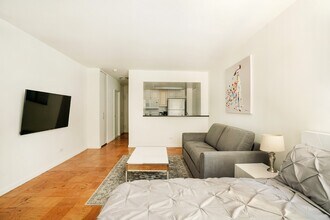 230 W 55th St in New York, NY - Building Photo - Building Photo