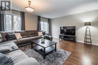 42 Green Valley Dr in Kitchener, ON - Building Photo - Building Photo