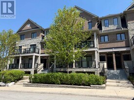 199 Pine Grove Rd in Vaughan, ON - Building Photo