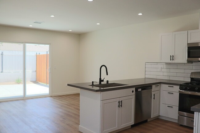 9500 Penfield Ave, Unit B in Chatsworth, CA - Building Photo - Building Photo