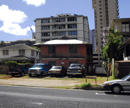 411 Kalaimoku St in Honolulu, HI - Building Photo - Building Photo