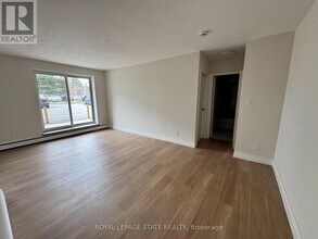 105 Tia Dr in Hamilton, ON - Building Photo - Building Photo