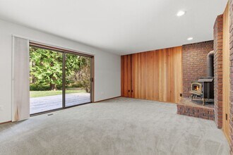 6980 NE Dolphin Dr in Bainbridge Island, WA - Building Photo - Building Photo