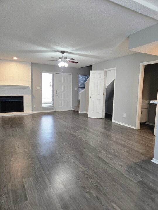 140 S Las Vegas Trail in White Settlement, TX - Building Photo