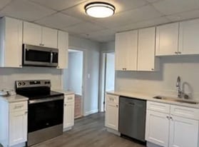 202 Pine St in Attleboro, MA - Building Photo