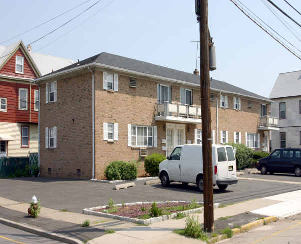 129 Van Winkle Ave in Garfield, NJ - Foto de edificio