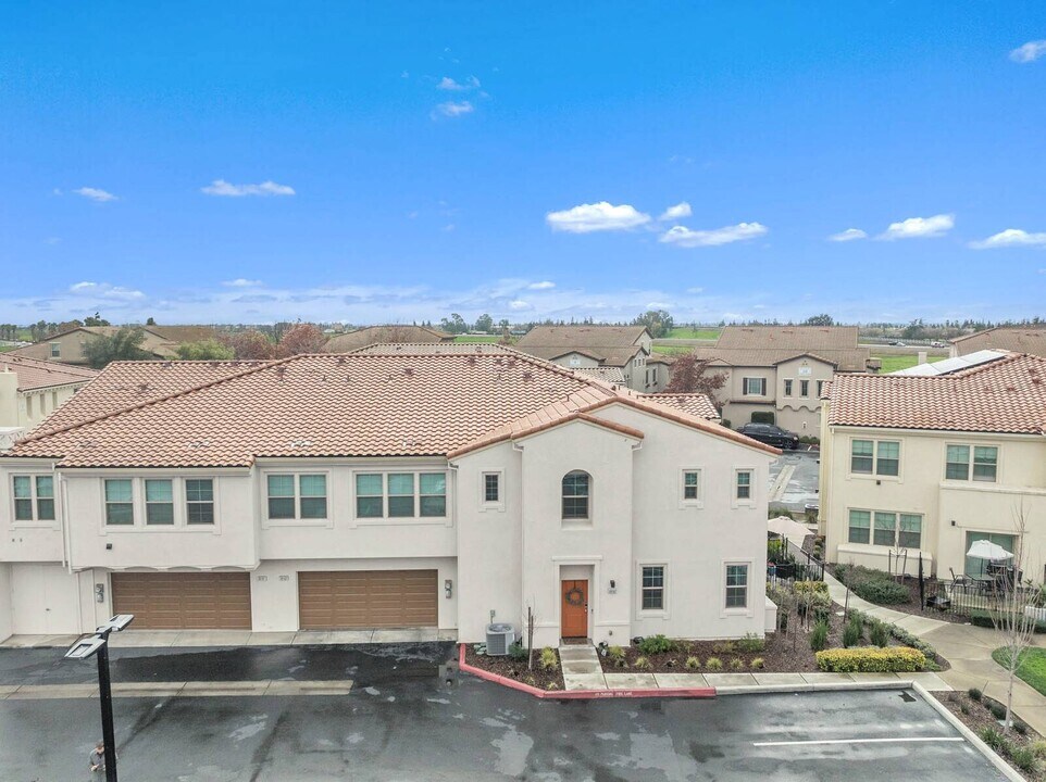 5301 E Commerce Way in Sacramento, CA - Building Photo