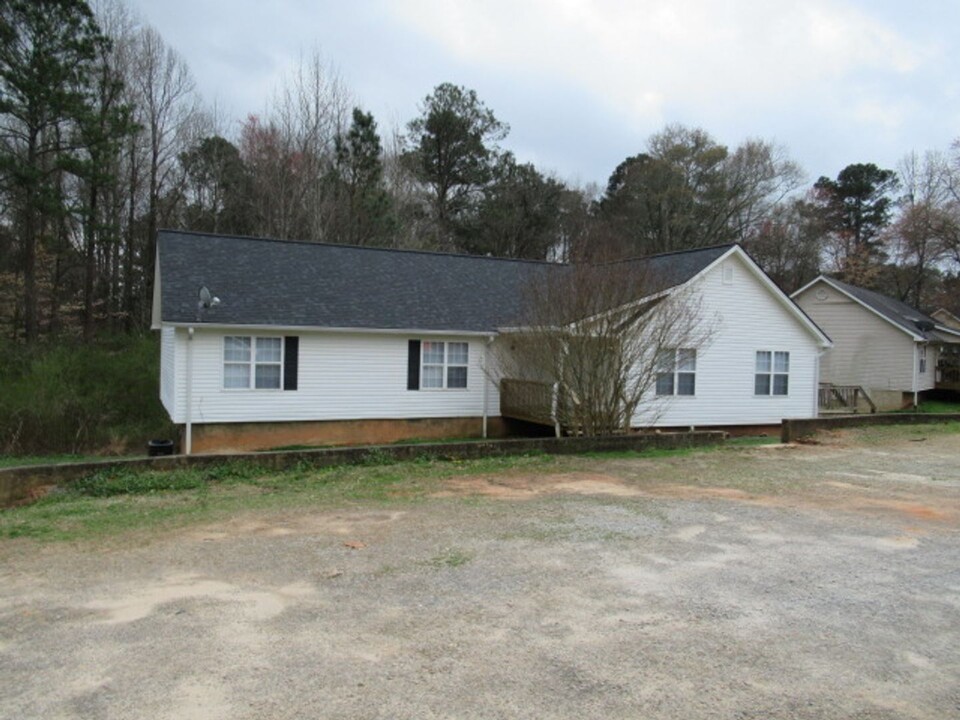 2325 Shady Grove Rd in Carrollton, GA - Building Photo