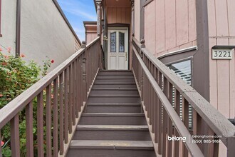 3221 Helen St in Oakland, CA - Foto de edificio - Building Photo