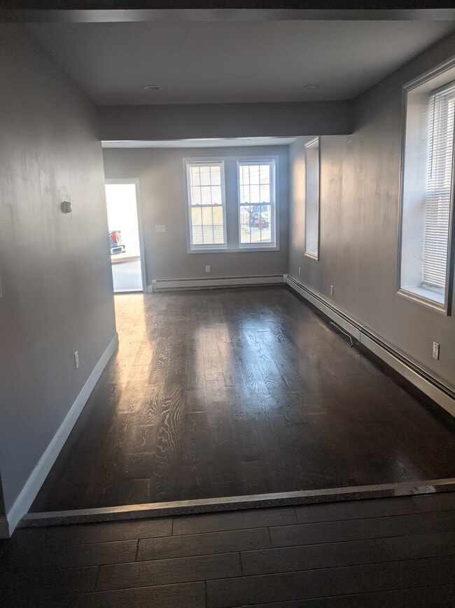 300 Cedar St, Unit 2 in South Amboy, NJ - Foto de edificio - Building Photo