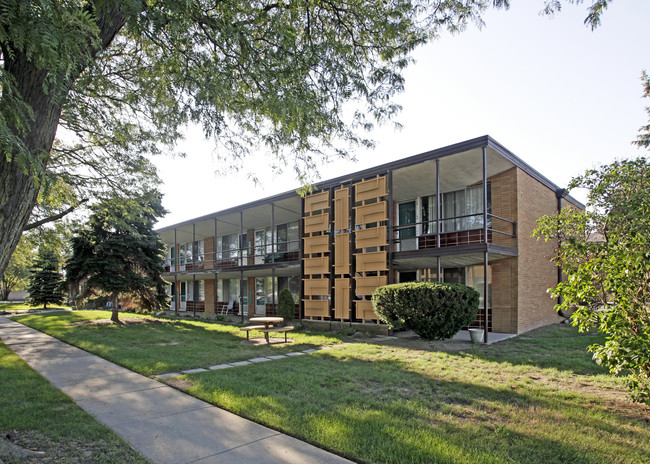 8050 Francine St in Warren, MI - Foto de edificio - Building Photo