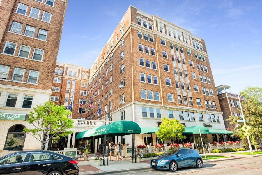 1028 E Juneau Ave in Milwaukee, WI - Building Photo