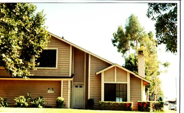 1402 A-D E. 'D' St in Ontario, CA - Foto de edificio