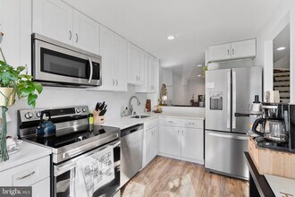 2120 Whisperwood Glen Ln in Reston, VA - Building Photo - Building Photo