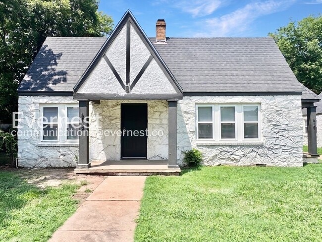 property at 613 E Xyler St
