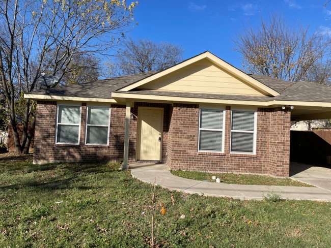 106 W Adair St in Alvarado, TX - Building Photo - Building Photo