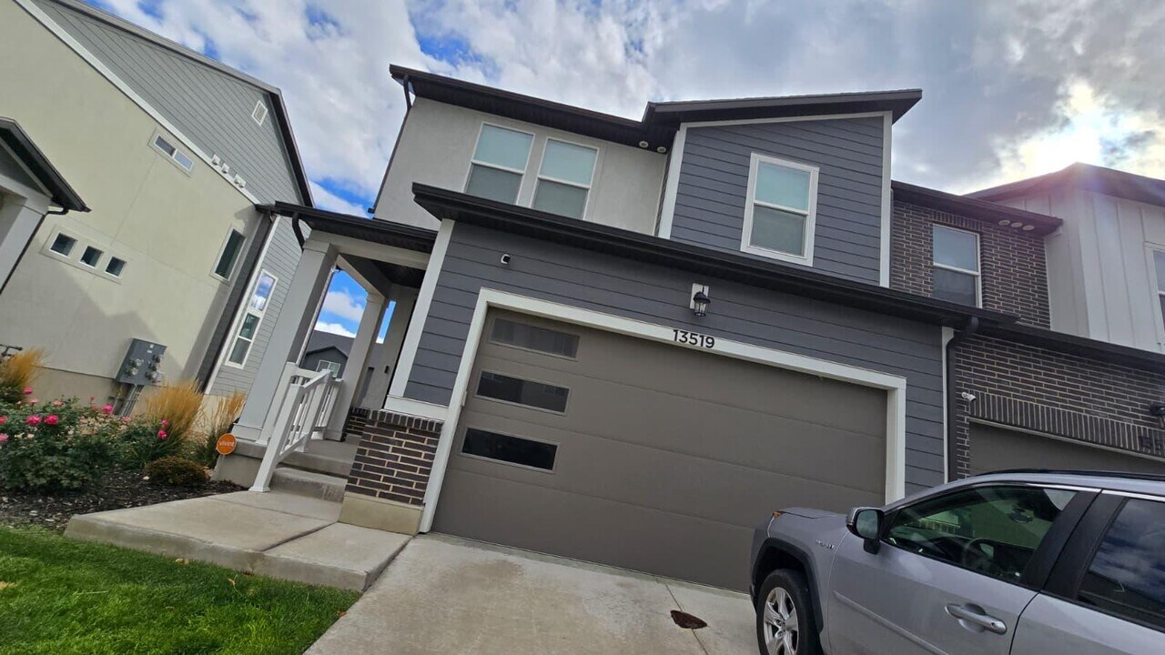 13519 Langdon Dr in Herriman, UT - Foto de edificio