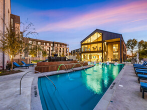 LENOX LAKE HIGHLANDS in Dallas, TX - Building Photo - Building Photo