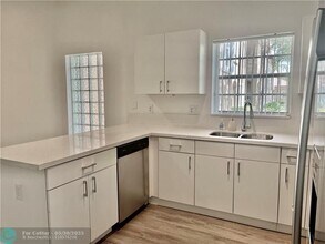16220 Emerald Cove Rd in Weston, FL - Building Photo - Building Photo