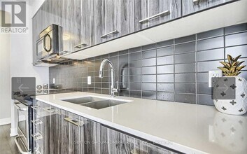 9471 Yonge St in Richmond Hill, ON - Building Photo - Building Photo