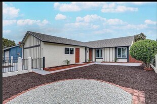 1320 Vinca Way in San Diego, CA - Building Photo