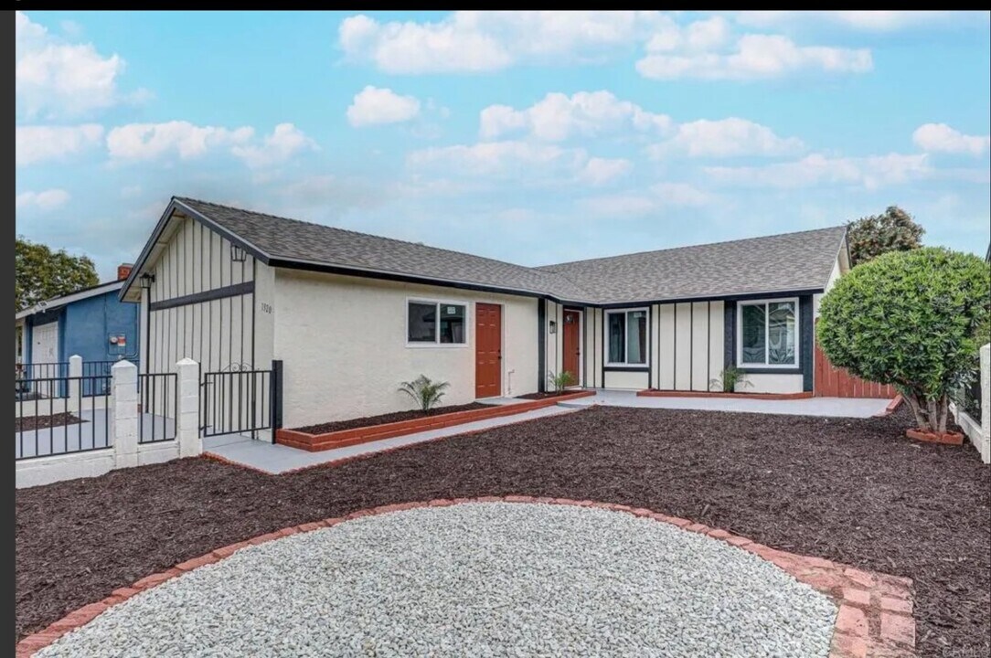 1320 Vinca Way in San Diego, CA - Building Photo
