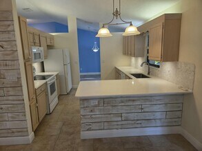 142 Queens Ln in Royal Palm Beach, FL - Foto de edificio - Building Photo