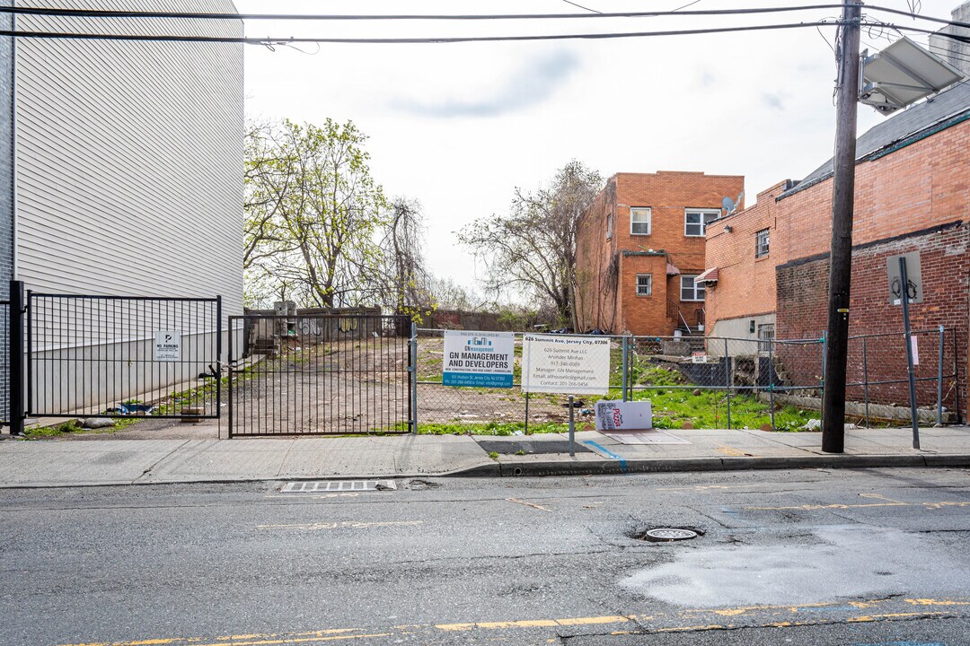 Singh Tower in Jersey City, NJ - Building Photo