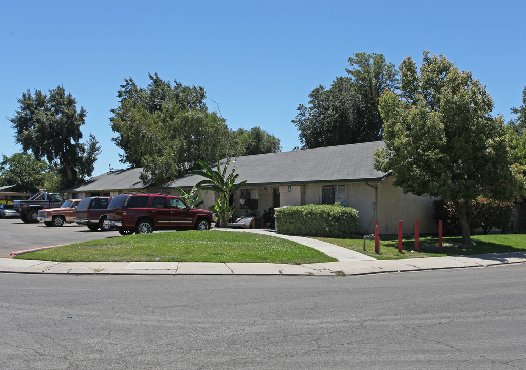 906 Byron Ln in Modesto, CA - Foto de edificio