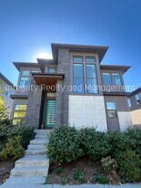 6121 Chester St in Denver, CO - Building Photo