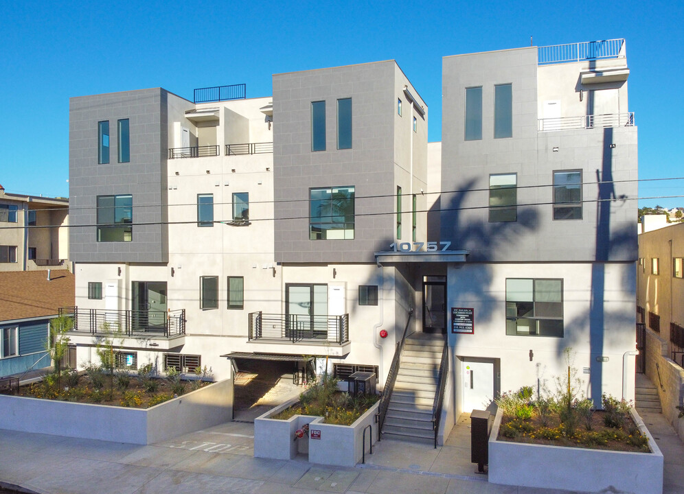 ST Townhomes at Palms in Los Angeles, CA - Building Photo