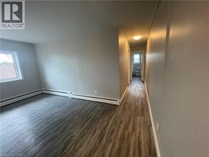 385 Melvin Ave in Hamilton, ON - Building Photo - Building Photo