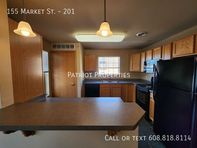 155 Market St-Unit -201 in Sun Prairie, WI - Foto de edificio - Building Photo