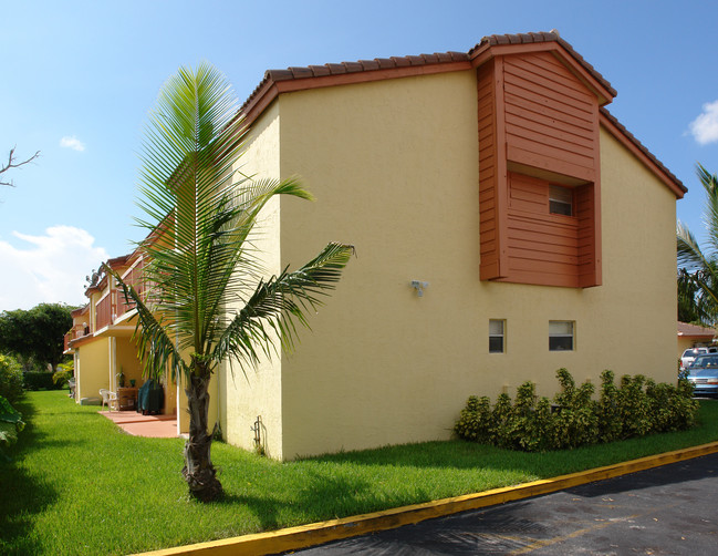 Mi Casa Apartments in Coral Springs, FL - Foto de edificio - Building Photo