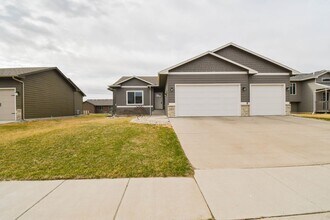 7301 E Corinth St in Sioux Falls, SD - Building Photo - Building Photo