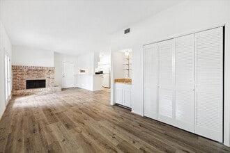 2425 Augusta Dr in Houston, TX - Building Photo - Building Photo